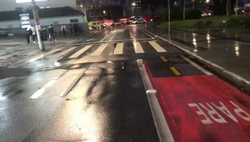 Os ventos causaram a queda do outdoor e alguns vidros ficaram quebrados – Foto: GMF/Divulga&ccedil;&atilde;o/ND