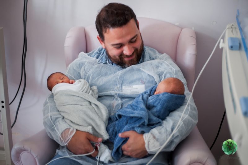 Ensaio especial foi feito com pais de beb&ecirc;s internados na UTI Neonatal – Foto: Ver Crescer Fotografia/Reprodu&ccedil;&atilde;o/ND