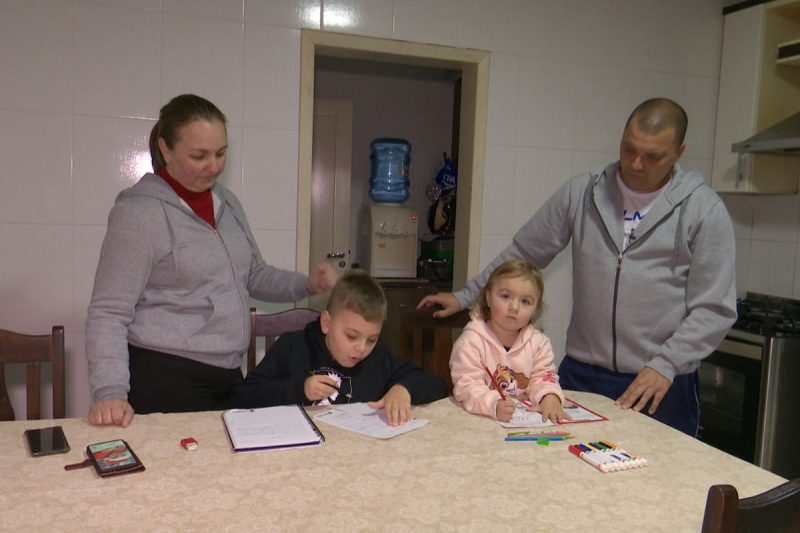 Vanessa, Murilo, Pietra e Jackson, na casa onde moram, em Joinville – Foto: Gladionor Ramos/NDTV