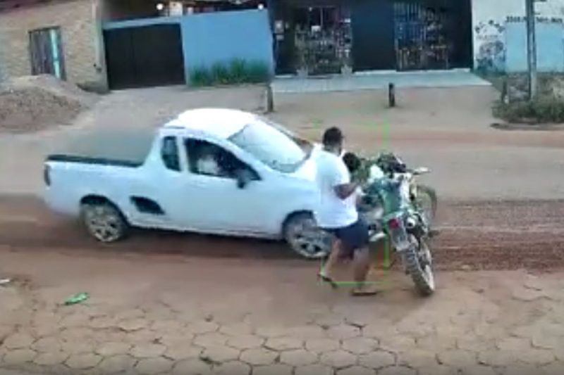 A&ccedil;&atilde;o r&aacute;pida do pai salvou o beb&ecirc; de atropelamento – Foto: Reprodu&ccedil;&atilde;o/Internet