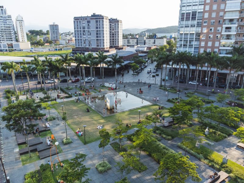 Atualmente, com a expertise de duas d&eacute;cadas em planejamento urbano sustent&aacute;vel, o grupo aposta nos &ldquo;passeios&rdquo; &ndash; centros de compras e de conviv&ecirc;ncia a c&eacute;u aberto &ndash; como solu&ccedil;&atilde;o para a cria&ccedil;&atilde;o de centralidades em centros urbanos – Foto: Arquivo Grupo Pedra Branca