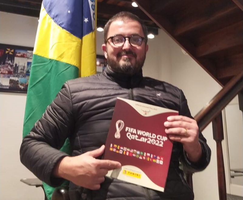 Patrick Zaguini com um dos objetos de desejo dos f&atilde; de futebol – Foto: Arquivo Pessoal/Divulga&ccedil;&atilde;o/ND