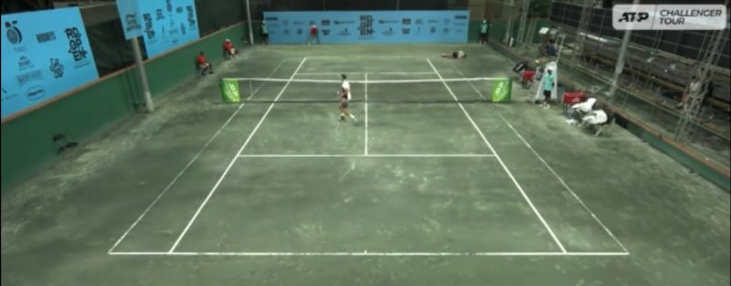 Momento em que o atleta de Joinville [no alto] est&aacute; no ch&atilde;o – Foto: ATP Challenger/Divulga&ccedil;&atilde;o/ND