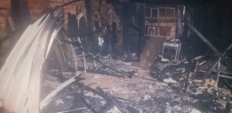 A casa de madeira foi consumida pelas chamas. – Foto: Corpo de Bombeiros/ND