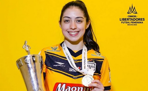 Pietra, jogadora de futsal, com a taça da Libertadores