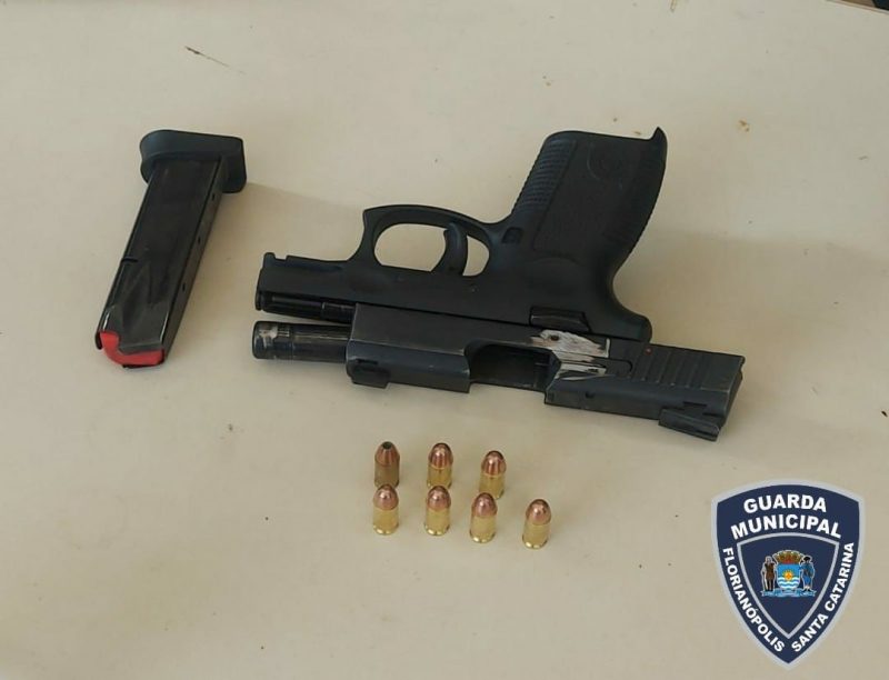 Pistola 380 apreendida ap&oacute;s o assalto – Foto: GMF/Divulga&ccedil;&atilde;o/ND