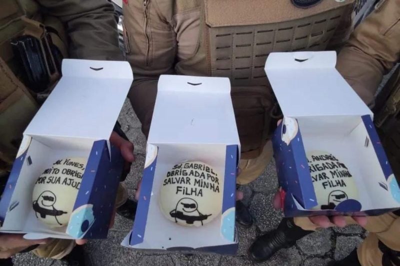 M&atilde;e diz que ajuda dos policiais ajudou a salvar a vida da filha dela – Foto: PMRv/Divulga&ccedil;&atilde;o/ND