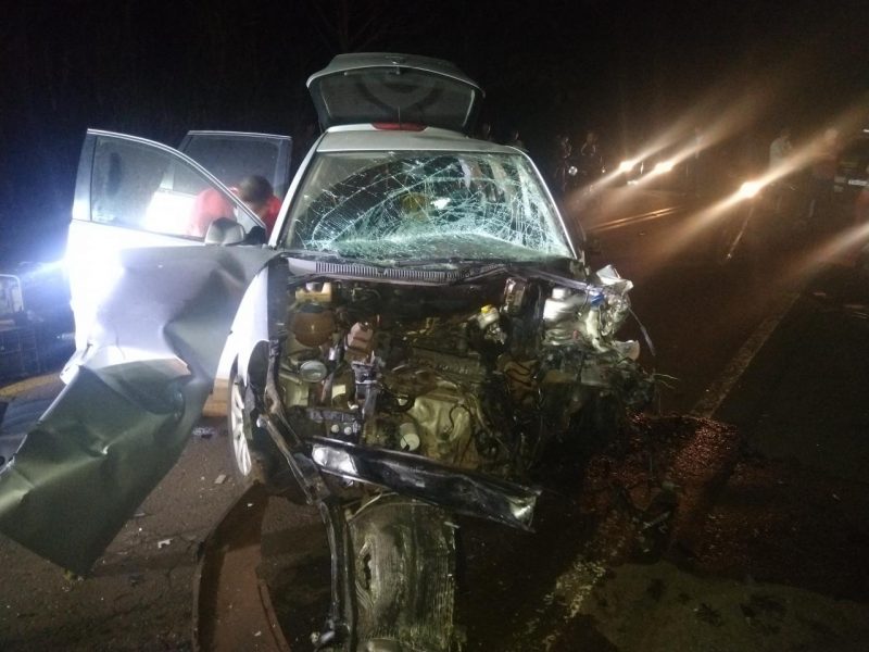 O motorista do carro foi levado para o hospital de Monda&iacute;. – Foto: PMRv/ND