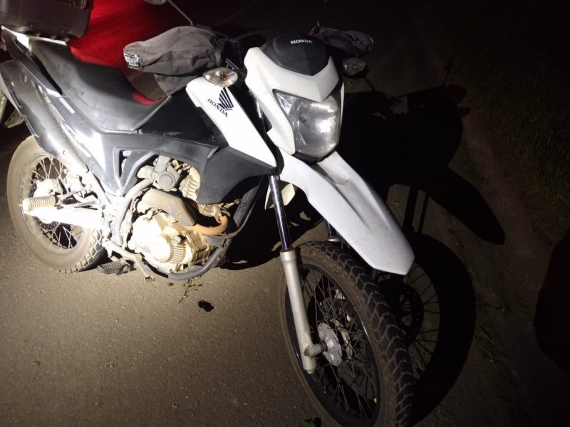 A motocicleta teria sofrido poucos estragos. – Foto: PMRv/Reprodu&ccedil;&atilde;o/ND