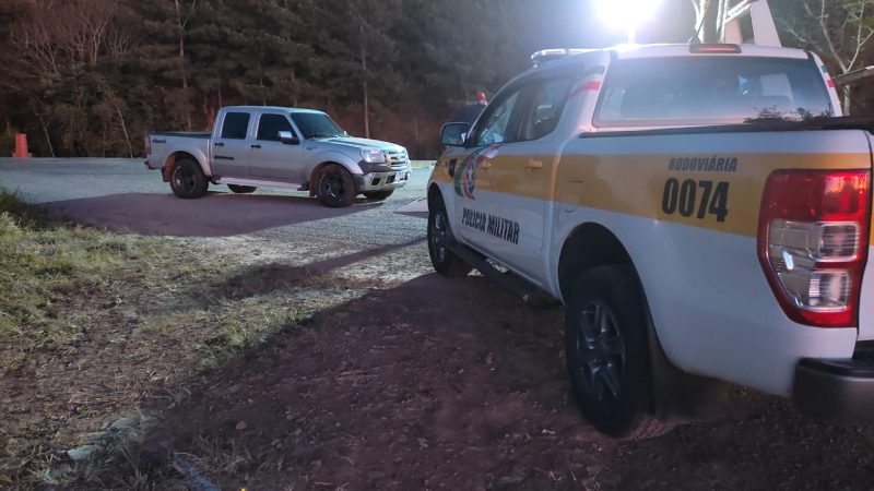 A pol&iacute;cia perseguiu o ve&iacute;culo at&eacute; o suspeito abandonar o carro e se esconder. – Foto: PMRv/ND