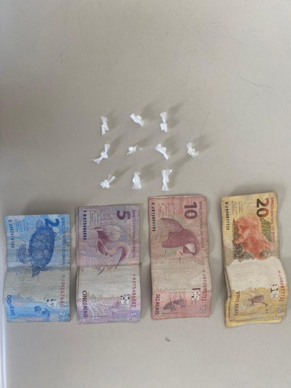Drogas e dinheiro foram apreendidos com o suspeito, que foi preso em flagrante – Foto: PMSC/Reprodu&ccedil;&atilde;o/ND
