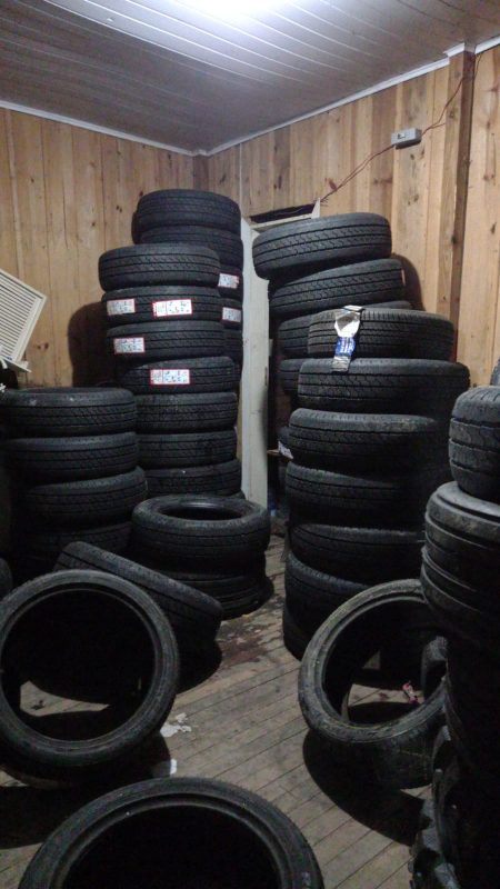 Centenas de pneus de in&uacute;meras marcas foram encontrados em casa feita de “estoque do crime” em Itaja&iacute; – Foto: Pol&iacute;cia Militar/Divulga&ccedil;&atilde;o