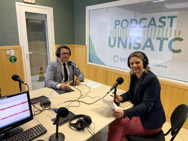 Karina Manarin e o advogado F&aacute;bio Jeremias, no est&uacute;dio da Unisatc, em Crici&uacute;ma – Foto: Divulga&ccedil;&atilde;o/ND