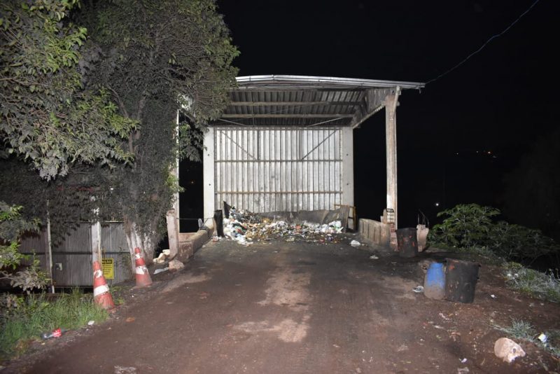 O corpo do homem estava em meio ao lixo quando foi visto. – Foto: Pol&iacute;cia Cient&iacute;fica/ND