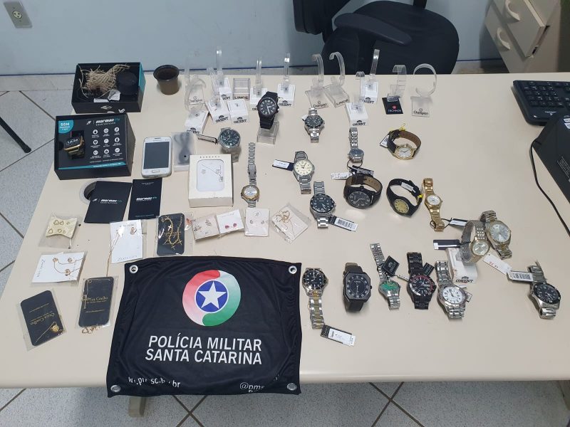 A pol&iacute;cia recuperou mais de 20 rel&oacute;gios e joias que teriam sido furtados da joalheria. – Foto: Pol&iacute;cia Militar/ND