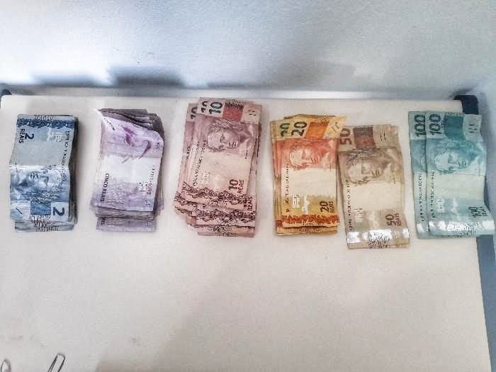 Com o homem, foram apreendidos cerca de R$ 800, os quais seriam oriundos do roubo. – Foto: Pol&iacute;cia Militar/ND