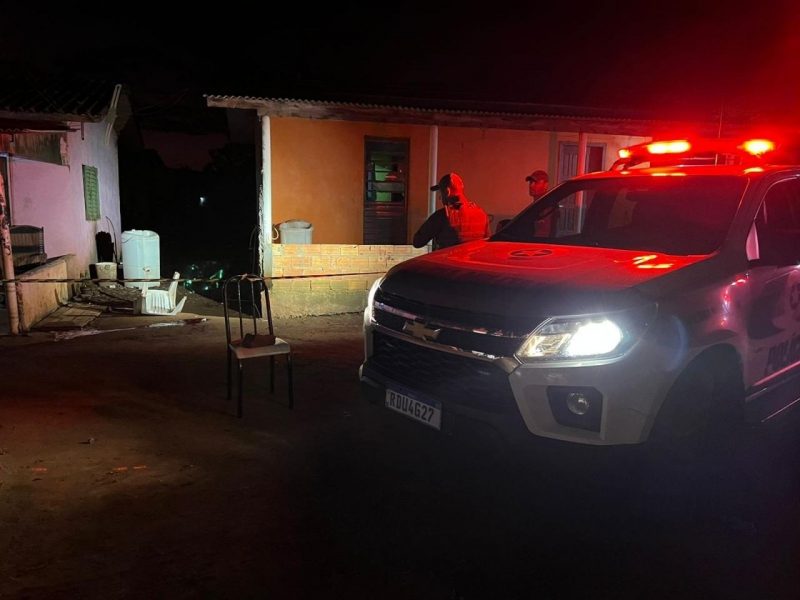 A mulher, suspeita das facadas, atingiu a mulher de 21 anos e uma adolescente de 13. – Foto: Pol&iacute;cia Militar/ND