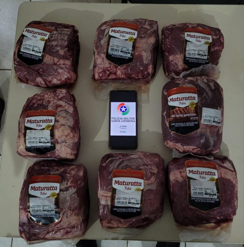 A carne fil&eacute; estava na mochila do suspeito. – Foto: Pol&iacute;cia Militar/ND