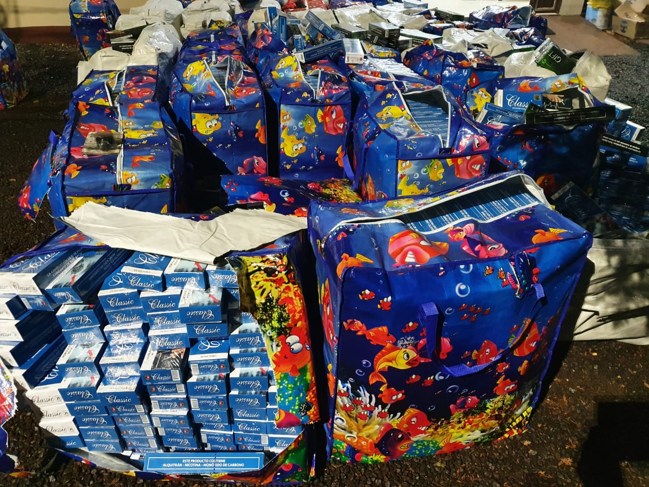 Foram encontrados 200 mil pacotes de cigarros contrabandeados. - Polícia Rodoviária Federal/ND