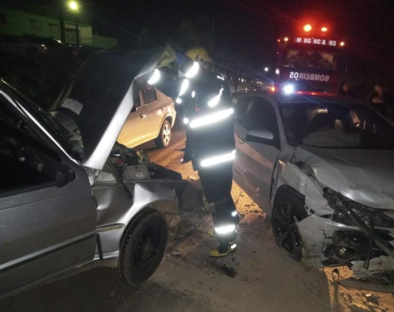 No Civic estava um homem de 29 anos a m&atilde;e dele, a qual teve les&otilde;es leves no peito. – Foto: Pol&iacute;cia Rodovi&aacute;ria/ND