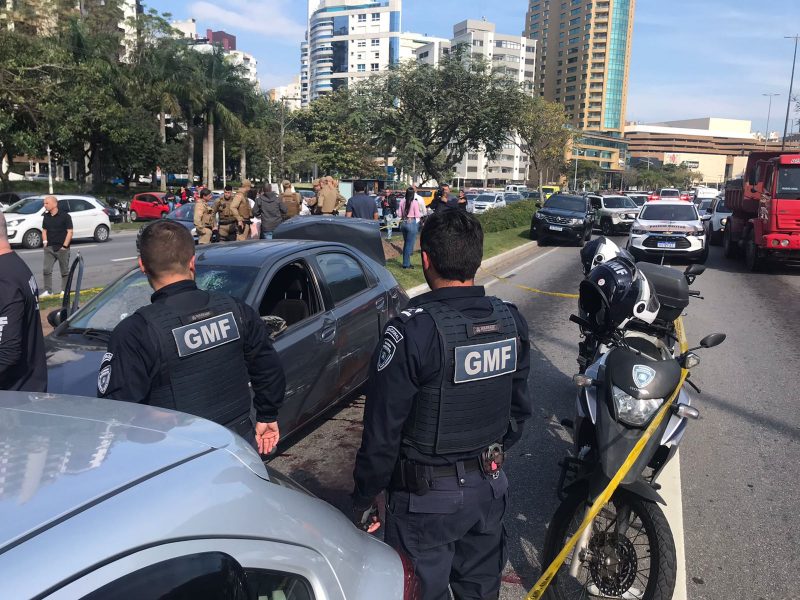 Assalto resultou em tiroteio e caos na Beira-Mar Norte, em Florian&oacute;polis – Foto: Leo Munhoz/ND