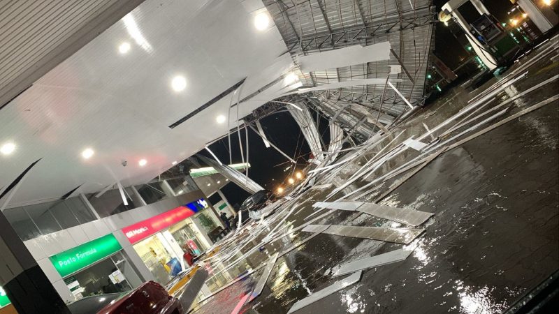 Posto de combust&iacute;vel teve parte da cobertura destru&iacute;da pela tempestade – Foto: Divulga&ccedil;&atilde;o/ND