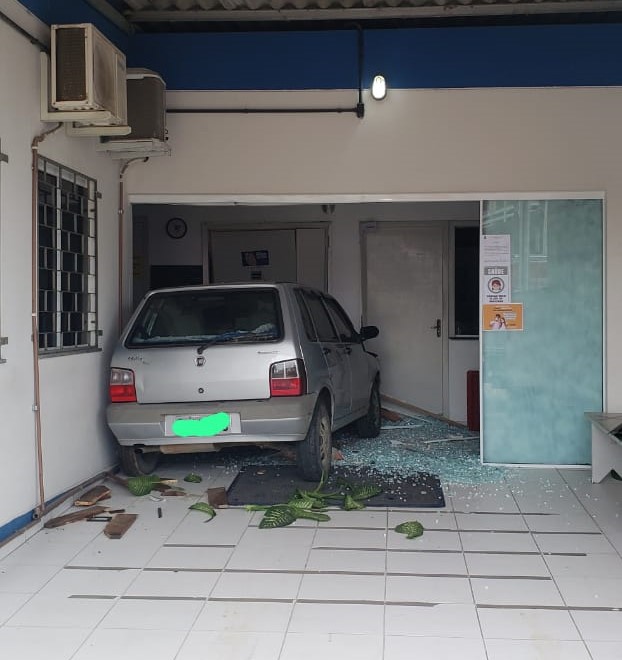 Carro invadiu posto de sa&uacute;de em Ascurra – Foto: Bombeiros Volunt&aacute;rios/Divulga&ccedil;&atilde;o/ND