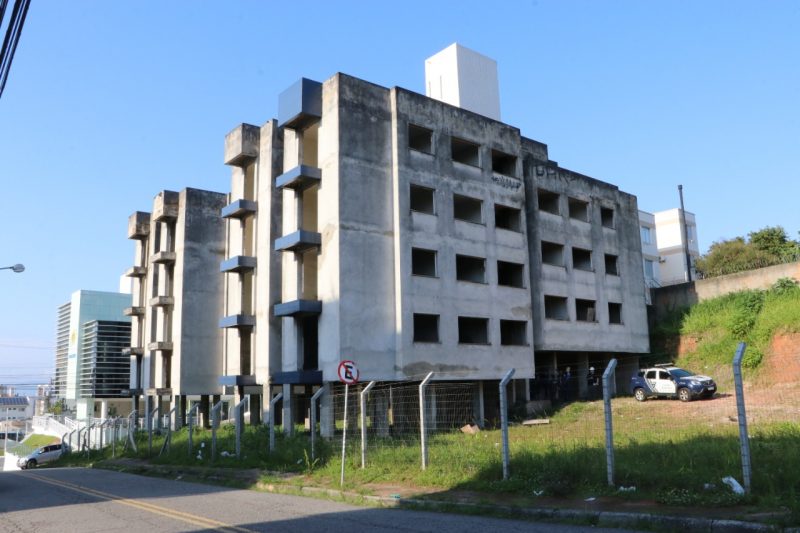 Demoli&ccedil;&otilde;es como esta custam, em m&eacute;dia R$ 150 mil e recaem sobre os donos dos im&oacute;veis – Foto: PMF/Divulga&ccedil;&atilde;o/ND