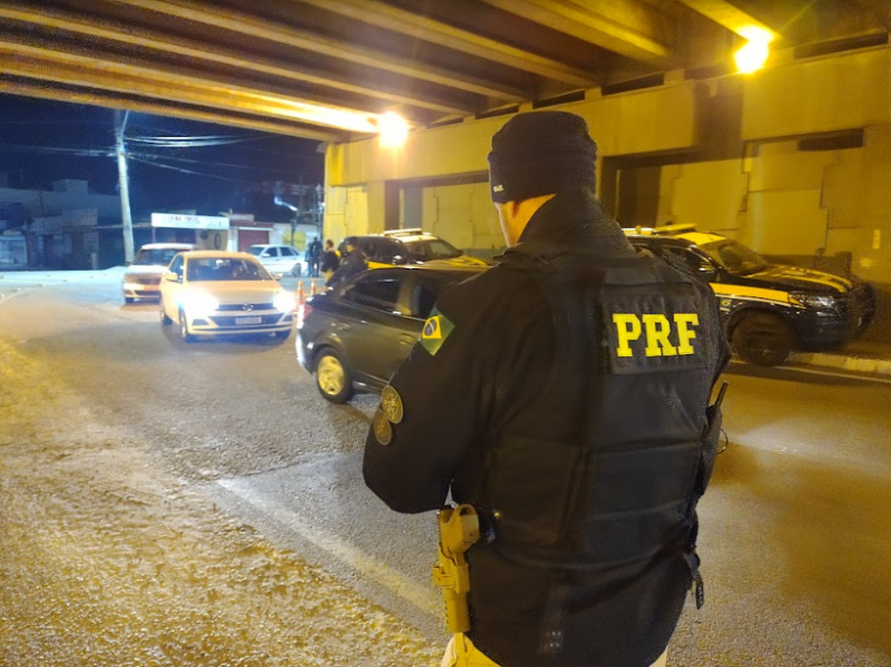 Polícia Rodoviária Federal faz blitz em noite de sábado &#8211; Foto: Paulo Mueller/NDTV