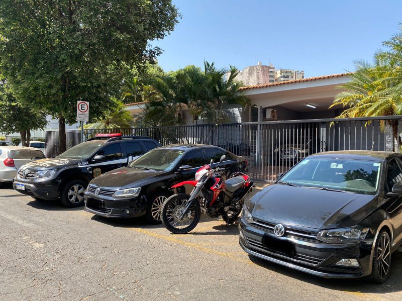 polícia apreendeu carros