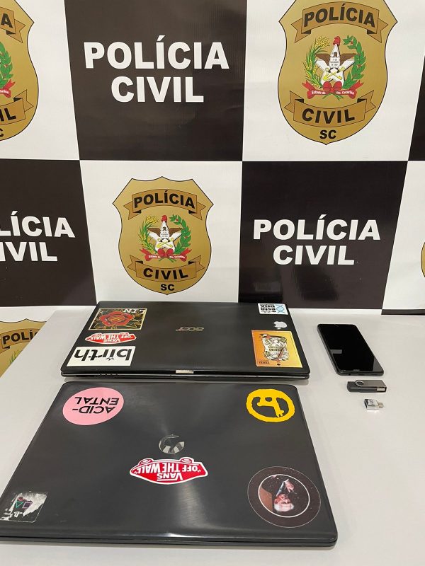 Professor de escola de Gaspar &eacute; preso com v&iacute;deos pornogr&aacute;ficos de alunas. – Foto: Divulga&ccedil;&atilde;o/ Pol&iacute;cia Civil/ND