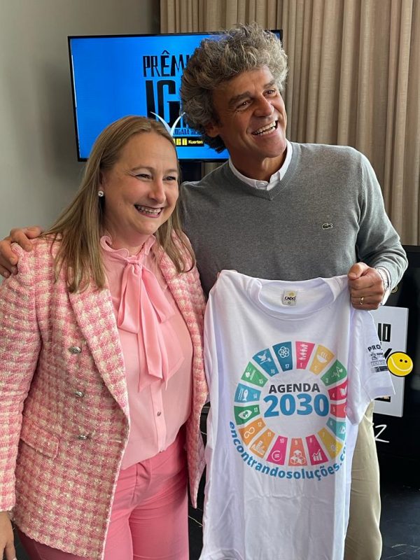 Professora da Rede Municipal de Ensino de Itaja&iacute; Patr&iacute;cia Regina Wanderlinde Alves recebe pr&ecirc;mio do Instituto Guga Kuerten – Foto: Secom Itaja&iacute;/Divulga&ccedil;&atilde;o