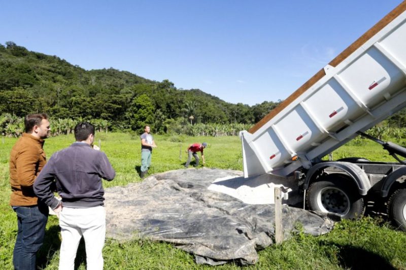 Transporte do insumo fica sob responsabilidade do governo municipal, sem custos aos produtores – Foto: programa produtores rurais joinville