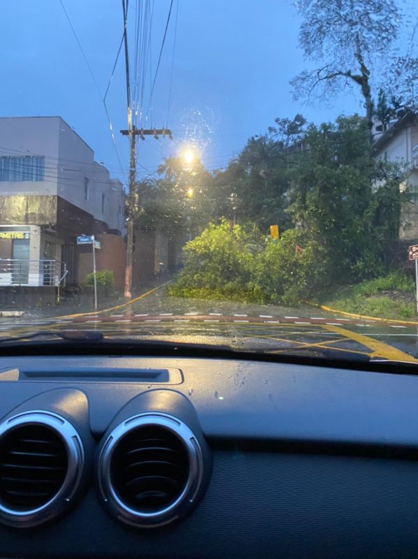 Entrada do Morro da Cruz interrompida – Foto: Carlos Cidral/NDTV