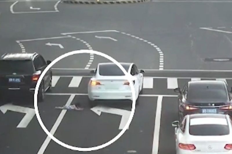 C&acirc;mera flagrou momento em que a crian&ccedil;a caiu da janela do carro – Foto: Reprodu&ccedil;&atilde;o/Internet