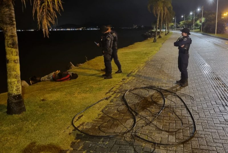 Homem &eacute; preso tentando furtar fios do controlador de tr&aacute;fego na regi&atilde;o central de Florian&oacute;polis &mdash; Foto: GMF/Reprodu&ccedil;&atilde;o/ND