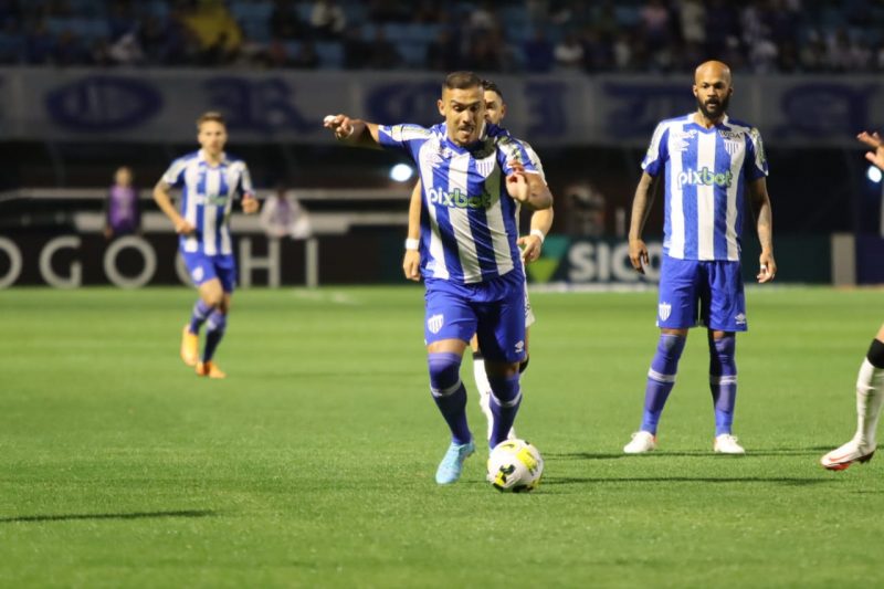 Willian Pottker, na S&eacute;rie A, com a bola em ataque do Ava&iacute; diante do Corinthians; Ava&iacute; chega ao 4&ordm; jogo sem vit&oacute;ria onde pode cair para o Z4 ao final desta rodada – Foto: Frederico Tadeu/Ava&iacute; FC/Divulga&ccedil;&atilde;o/ND