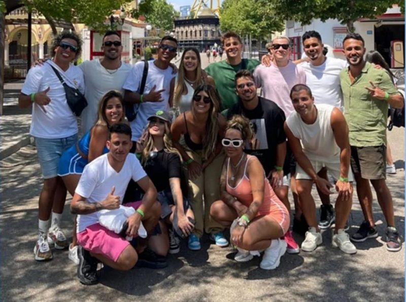 Rafaella (de vestido rosa) e ator (de camiseta verde) foram flagrados fazendo passeio juntos – Foto: Reprodu&ccedil;&atilde;o/Internet
