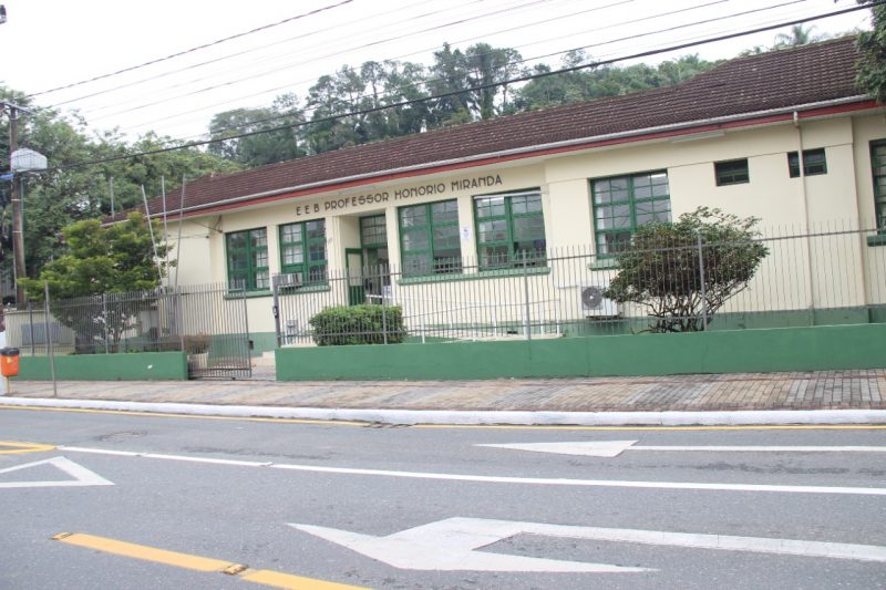 Professor dá aulas em escola de Gaspar 