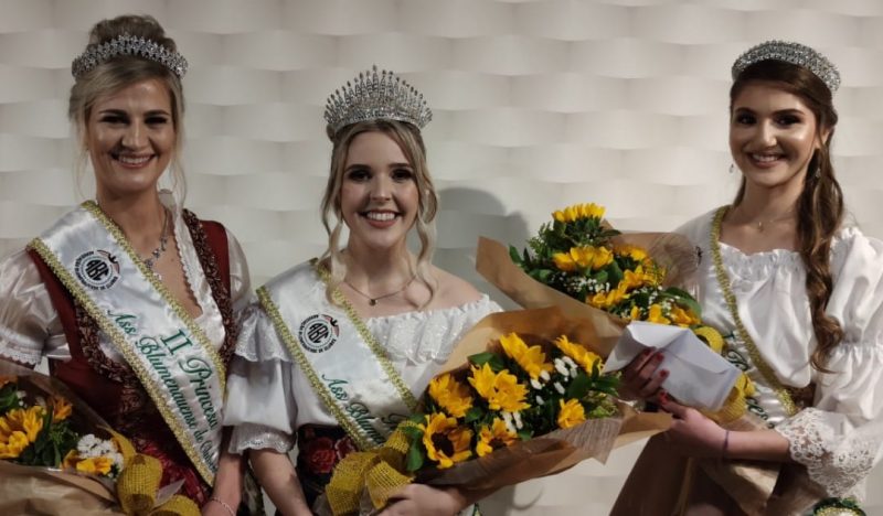 Marina Zunino, Gabrielly Ewald e Darlene Reinert foram eleitas rainha e princesas dos Clubes de Ca&ccedil;a e Tiro de Blumenau – Foto: Rodrigo Vieira/NDTV