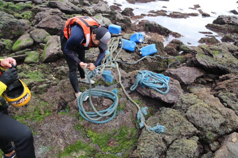 Estrutura naufragou durante o ciclone que atingiu Santa Catarina no come&ccedil;o de agosto e destro&ccedil;os foram parar nos cost&otilde;es do litoral – Foto: Instituto Anjos do Mar/Divulga&ccedil;&atilde;o/ND