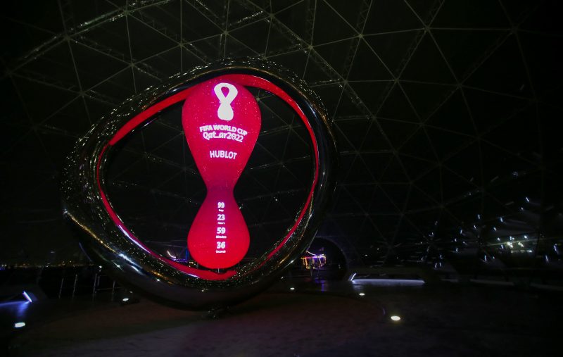 Rel&oacute;gio com contagem regressiva para o in&iacute;cio do Mundial – Foto: Mustafa ABUMUNES / AFP /ND