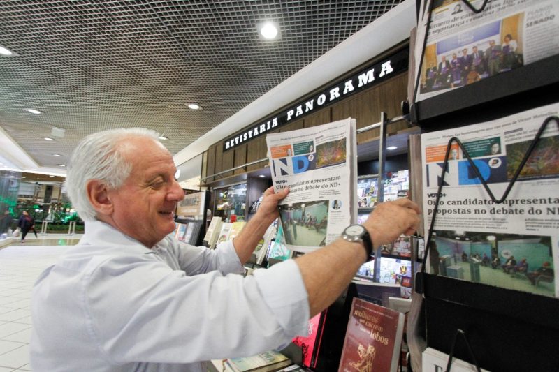 Renato Fernandes afirma que h&aacute; muitos os leitores que preferem comprar a vers&atilde;o impressa do jornal e levar para casa – Foto: Leo Munhoz/ND