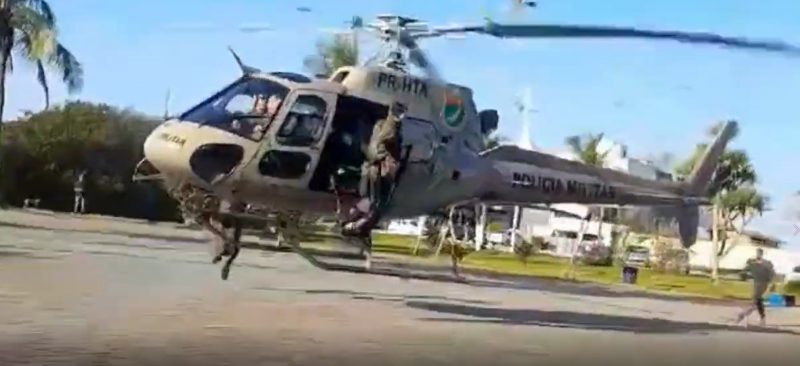 Policiais saltam da porta do helic&oacute;ptero para conter o homem que veio caminhando em dire&ccedil;&atilde;o ao rotor de cauda. – Foto: Reprodu&ccedil;&atilde;o v&iacute;deo/Divulga&ccedil;&atilde;o ND