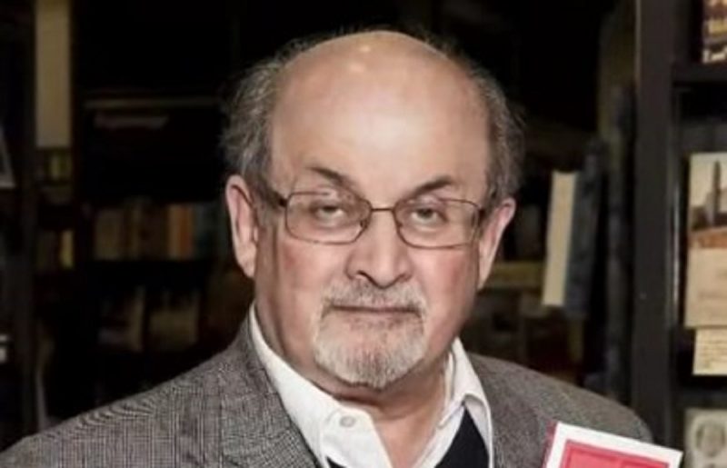 Escritor Salman Rushdie sofreu les&otilde;es no f&iacute;gado segundo seu agente – Foto: Reprodu&ccedil;&atilde;o/ Youtube