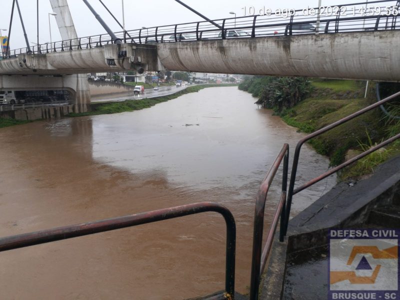 Chuva dos &uacute;ltimos dias eleva n&iacute;vel do Rio Itaja&iacute;-Mirim e alerta para alagamentos – Foto: Defesa Civil de Brusque/Divulga&ccedil;&atilde;o/ND
