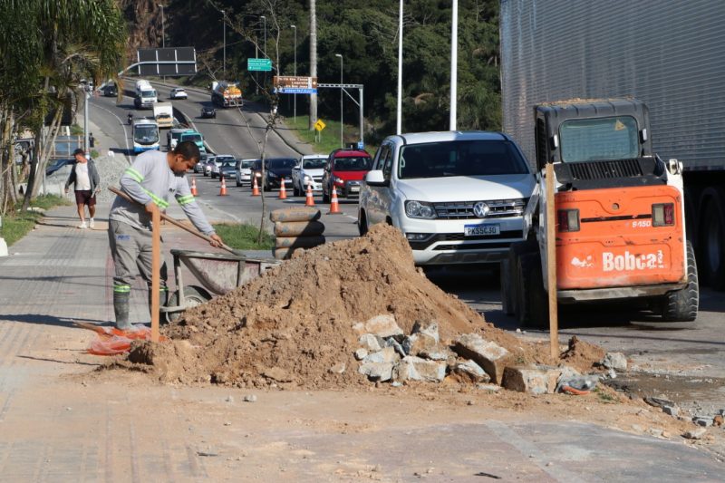 Shortly after going down the hill towards the beach, work is underway to restore the drainage system of SC-403, Ingles.  Photo: Mauricio Ponce/PMF/ND