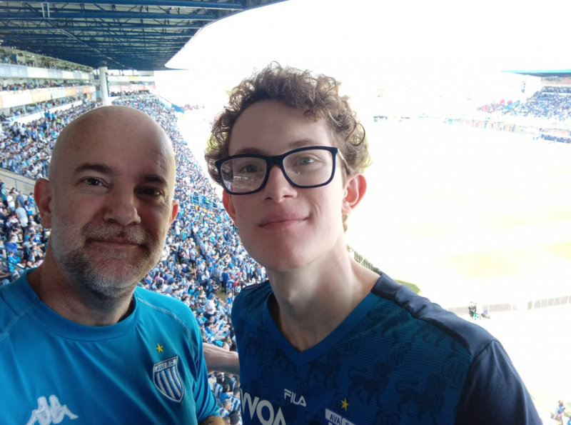 Pai e filho aproveitam momentos juntos no est&aacute;dio da Ressacada, em Florian&oacute;polis – Foto: Arquivo pessoal/ND
