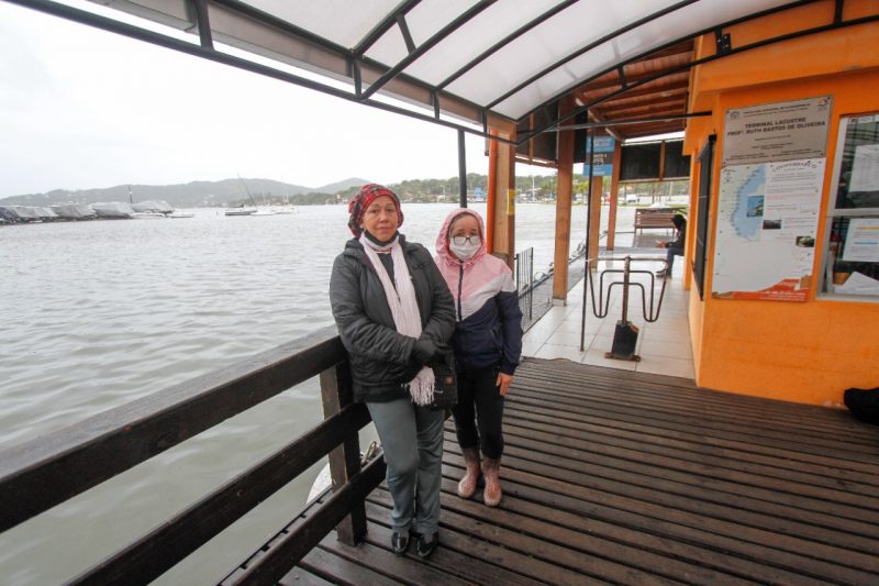 Ros&acirc;ngela e Sandra esperaram bastante para conseguir voltar para casa, na Costa da Lagoa, de barco – Foto: Leo Munhoz/ND