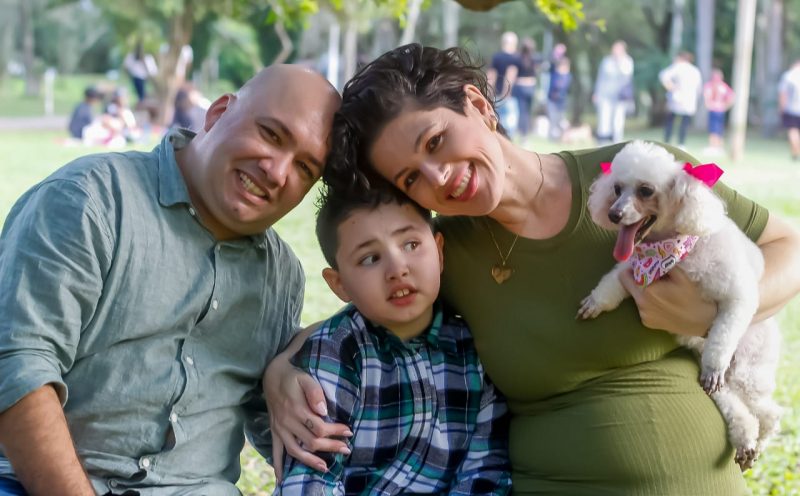 Nelson F&eacute;lix e Francianne Brigido descobriram que Augusto tinha autismo com 2 anos e 4 meses &mdash; Foto: Rose Sard&aacute;/Arquivo Pessoal/ND